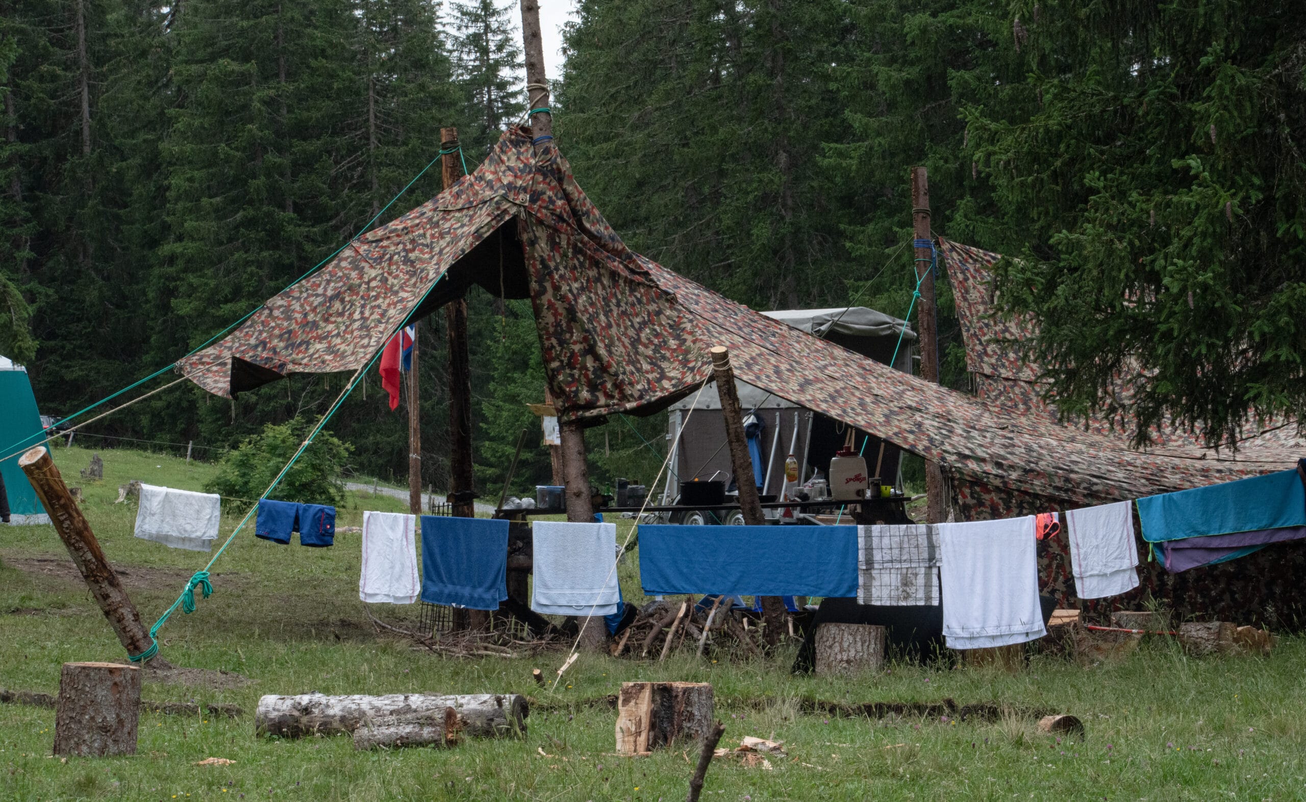 Das Bild zeigt eine gut bestückte Wäscheleine im Camp des Survivallagers.