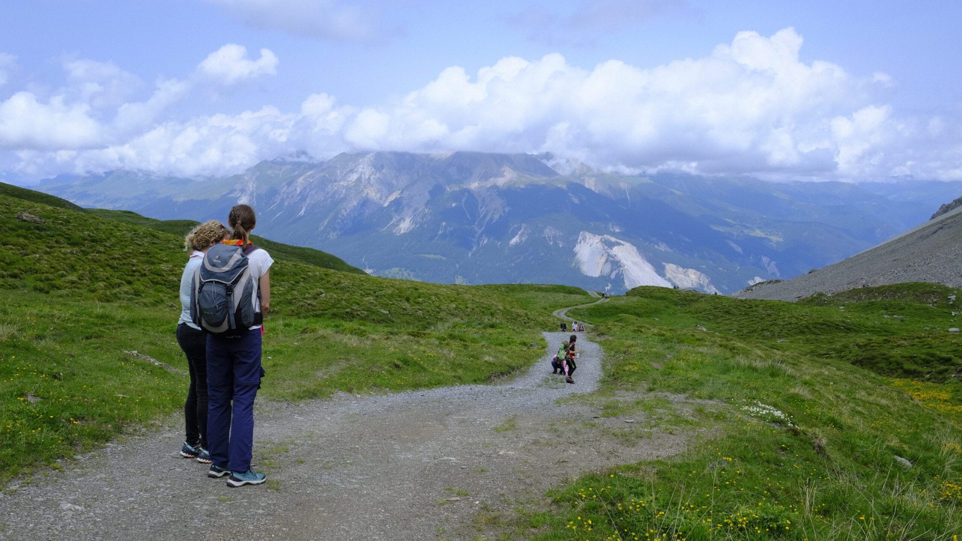 Das Bild zeigt ein paar Pfadfinderinnen, die auf einem Bergweg dem Marienwallfahrtsort Ziteil entgegengehen.